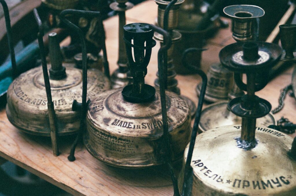 Vintage-Schätze und Second-Hand-Waren auf dem Boxi Trödel Nahaufnahme von ausgestellten Second-Hand-Artikeln wie altem Geschirr und Büchern auf einem Tisch des Flohmarkt Boxhagener Platz.