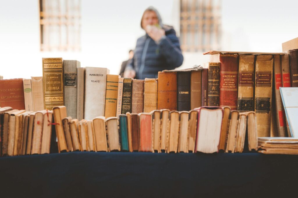 Bücher und Trödel auf dem Flohmarkt Schöneberg Kisten mit alten Büchern und Antiquitäten auf einem Stand des Flohmarkts am Rathaus Schöneberg.