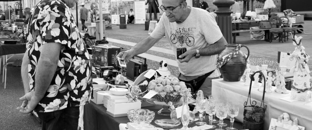 Eine belebte Szene auf einem Berliner Flohmarkt, wo private Verkäufer ihre Waren anbieten. Im Fokus: Flohmarkt verkaufen Berlin.