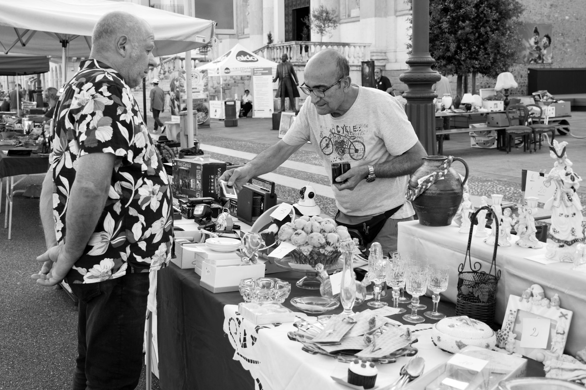 Eine belebte Szene auf einem Berliner Flohmarkt, wo private Verkäufer ihre Waren anbieten. Im Fokus: Flohmarkt verkaufen Berlin.