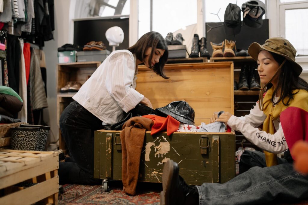 Ein Kleiderst&auml;nder mit Second-Hand-Kleidung, bereit f&uuml;r den Verkauf auf einem Flohmarkt in Berlin. Das Thema ist Flohmarkt verkaufen Berlin.