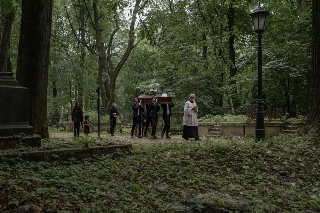 Eine einzelne Urne, die auf einer gr&uuml;nen Wiese f&uuml;r eine Baumbestattung oder ein Urnengrab auf einem Friedhof in Marzahn vorbereitet wird.
