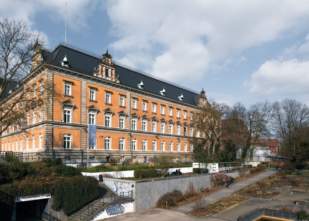Das Geb&auml;ude der Friedhofsverwaltung auf einem st&auml;dtischen Friedhof in Marzahn, wo Angeh&ouml;rige Informationen zu Geb&uuml;hren und Grabpflege erhalten.