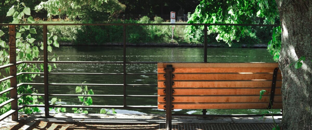 Sonniger Tag am Strandbad Orankesee Berlin mit Sandstrand, klarem Wasser und Badegästen im Hintergrund.