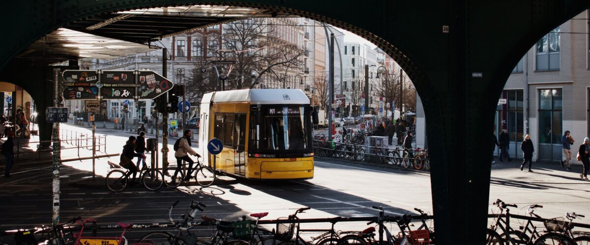 Bus Vollbremsung Neukölln: Innenraum eines Gelenkbusses mit Haltestangen