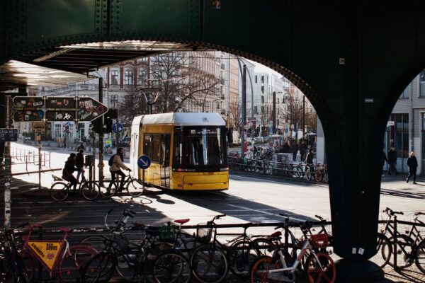 Bus Vollbremsung Neukölln: Innenraum eines Gelenkbusses mit Haltestangen