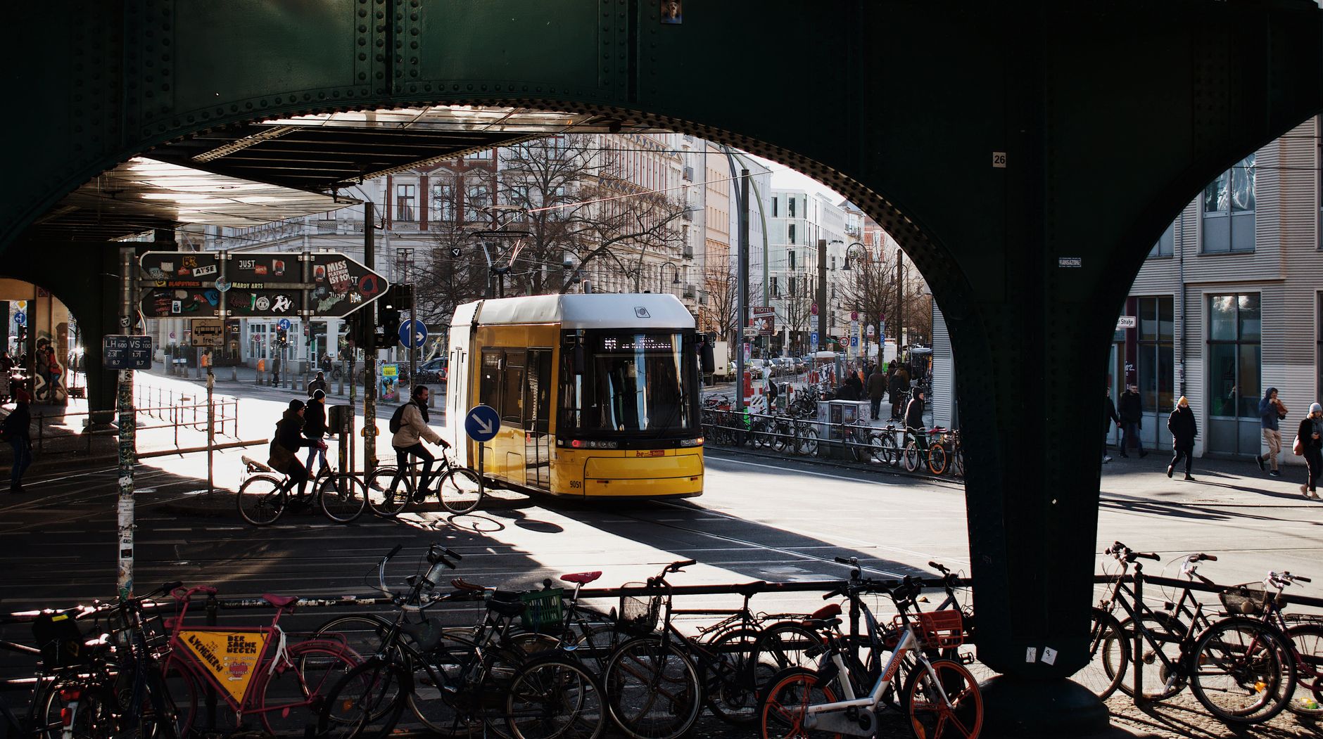 Bus Vollbremsung Neukölln: Innenraum eines Gelenkbusses mit Haltestangen