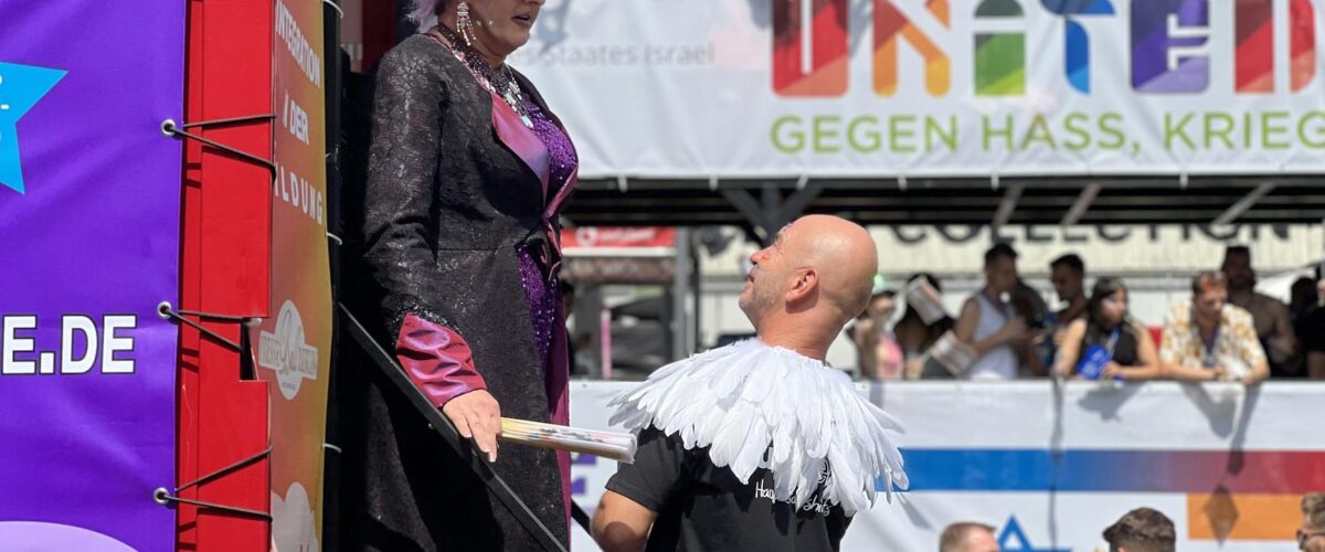 Queere Kunst- und Kulturtage in Lichtenberg (Symbolbild): Open-Air-Festival mit Regenbogenfahnen