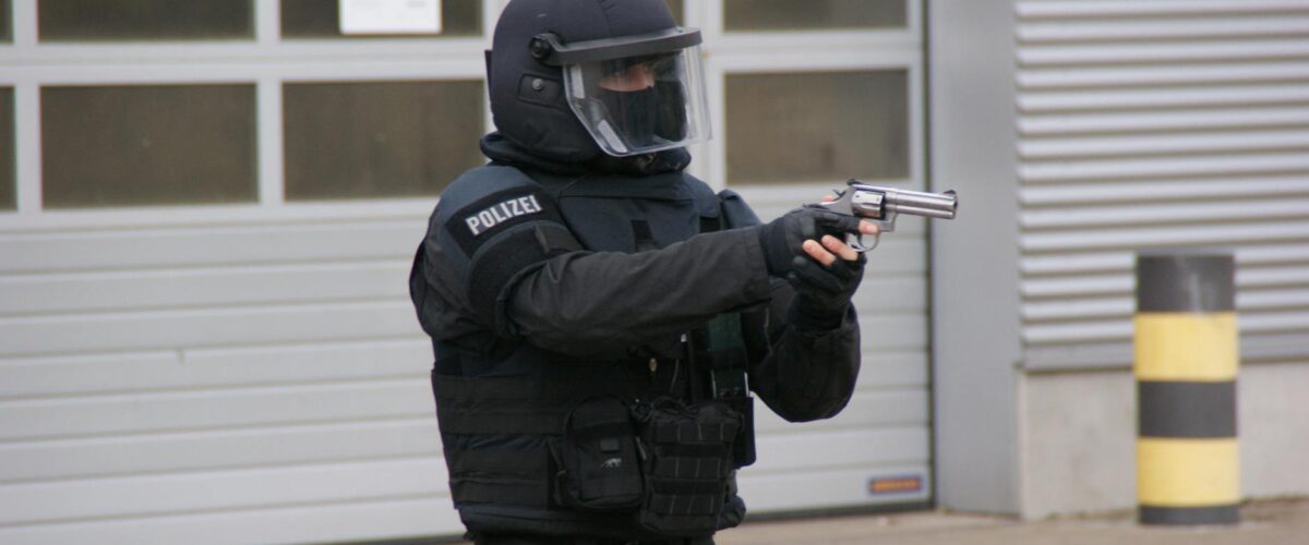 SEK-Einsatz Hellersdorf – SEK-Einsatz in Hellersdorf (Symbolbild): Polizei umstellt ein Wohnhaus