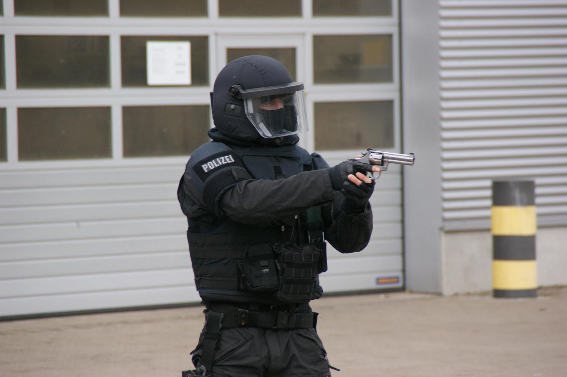SEK-Einsatz Hellersdorf – SEK-Einsatz in Hellersdorf (Symbolbild): Polizei umstellt ein Wohnhaus