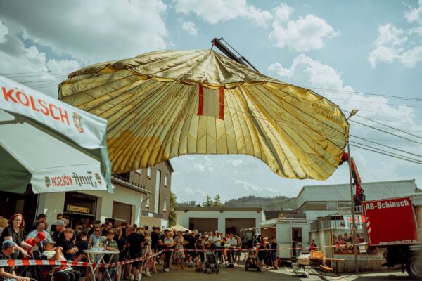 Spandauer Stadtteilfeste: Menschen feiern bei einem Nachbarschaftsfest im Sommer
