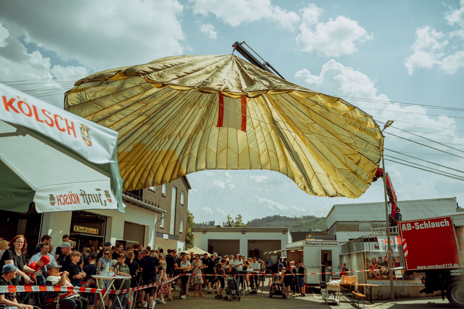 Spandauer Stadtteilfeste: Menschen feiern bei einem Nachbarschaftsfest im Sommer