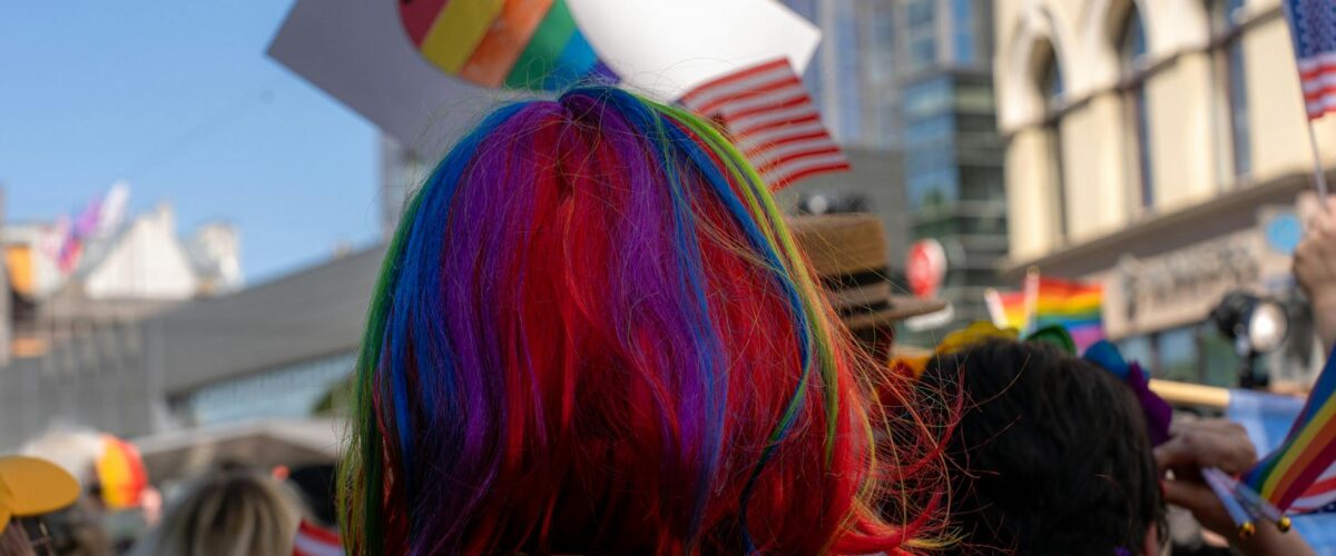 Pride Month Spandau: Regenbogenflagge weht vor einem Rathausgebäude