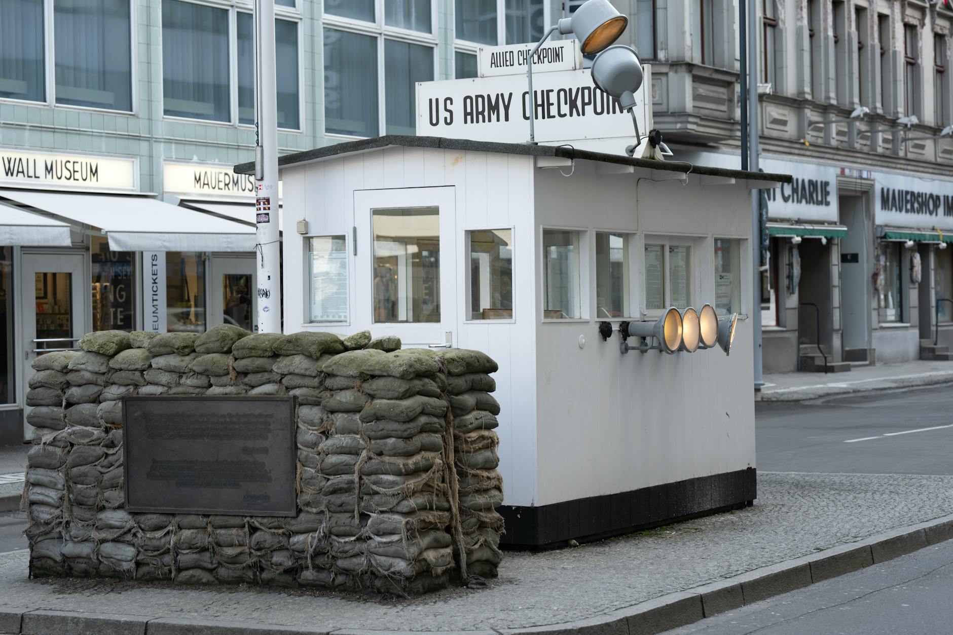 Schusswaffengewalt Berlin – Schusswaffengewalt in Berlin (Symbolbild): Polizeiabsperrung bei Nacht