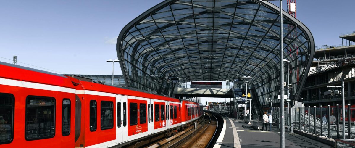 S-Bahn S15 am Bahnsteig des Berliner Hauptbahnhofs
