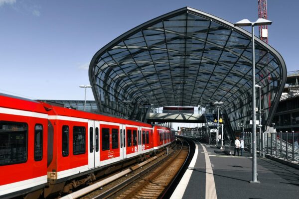 S-Bahn S15 am Bahnsteig des Berliner Hauptbahnhofs