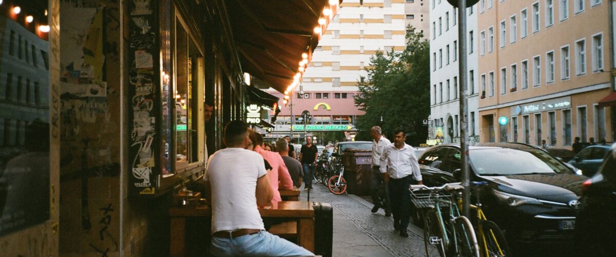 Hinterhof-Cafés Berlin – Hinterhof-Café in Berlin (Symbolbild): begrünter Innenhof mit Sitzplätzen