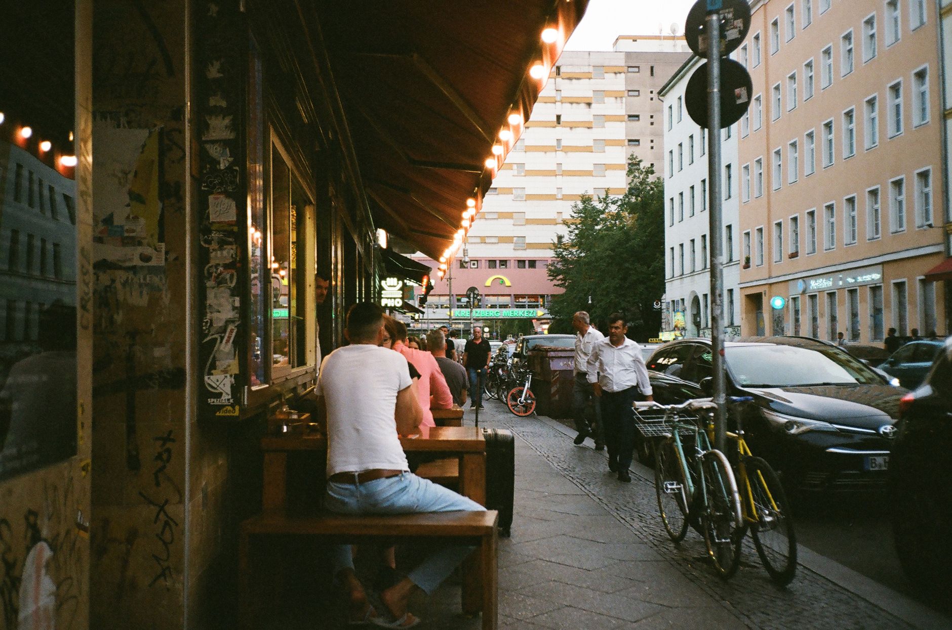 Hinterhof-Cafés Berlin – Hinterhof-Café in Berlin (Symbolbild): begrünter Innenhof mit Sitzplätzen