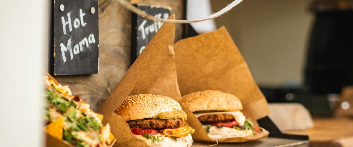 Street Food Festival Reinickendorf: Foodtrucks und Besucher auf der Festwiese am Borsigturm