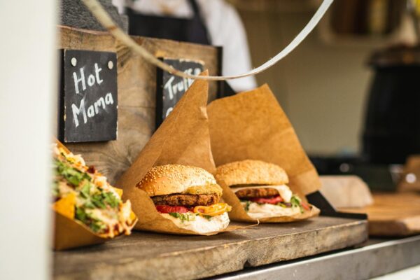 Street Food Festival Reinickendorf: Foodtrucks und Besucher auf der Festwiese am Borsigturm