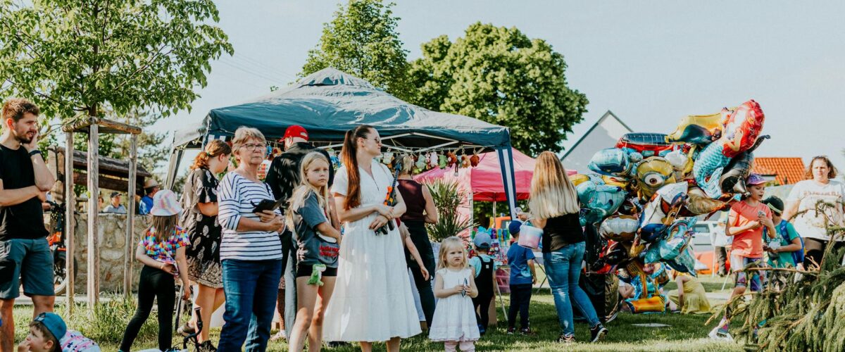 Sommerfest Moabit auf dem Ottoplatz mit Marktständen und Besuchern