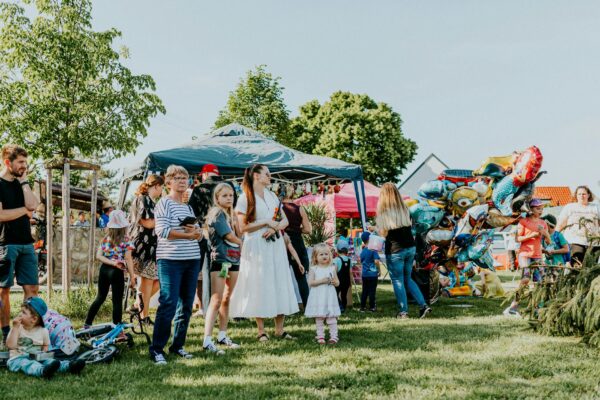 Sommerfest Moabit auf dem Ottoplatz mit Marktständen und Besuchern
