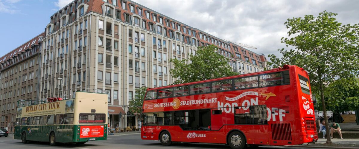 Doppeldecker Berlin: Gelber BVG-Doppeldeckerbus auf einer Berliner Strasse