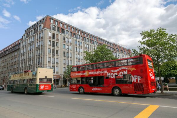 Doppeldecker Berlin: Gelber BVG-Doppeldeckerbus auf einer Berliner Strasse