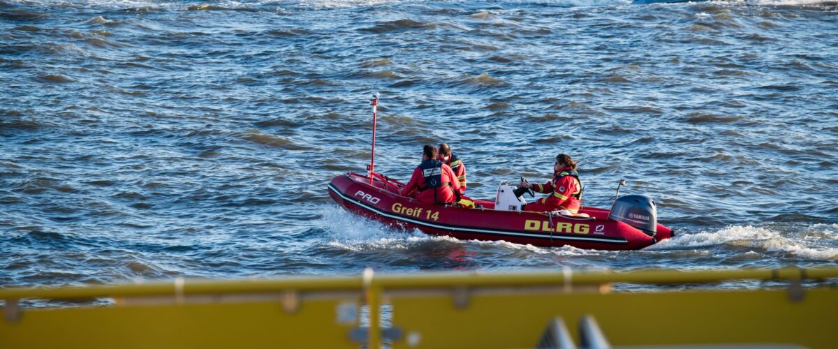 DLRG Spandau Rettungsboot am Pichelssee an der Scharfen Lanke