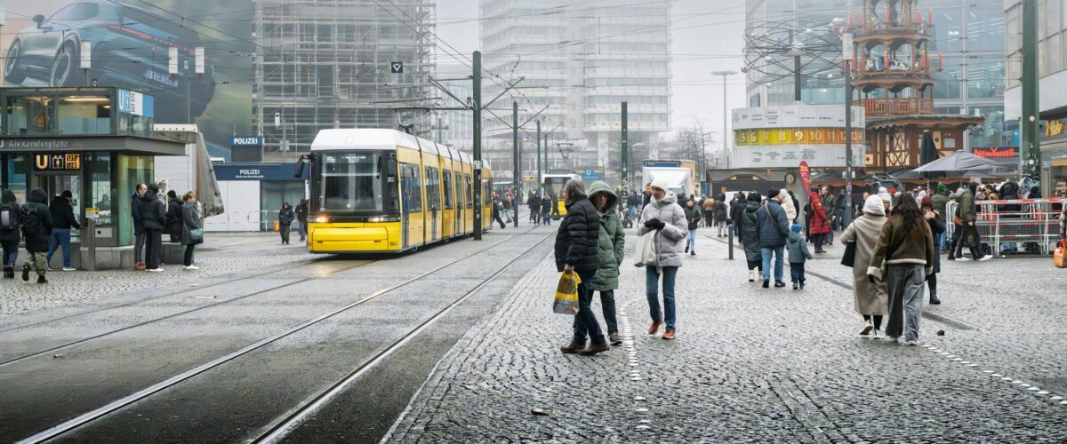 Tram-Unfall Berlin: Einsatzkräfte an einer entgleisten Straßenbahn
