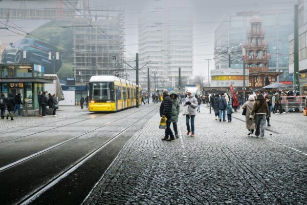 Tram-Unfall Berlin: Einsatzkräfte an einer entgleisten Straßenbahn