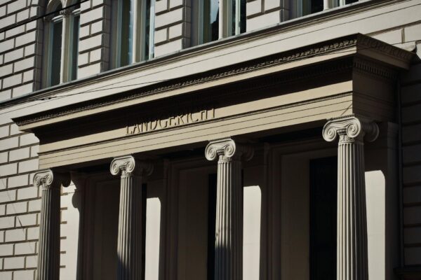 Prozess am Landgericht Berlin (Symbolbild): Justitia und Waage
