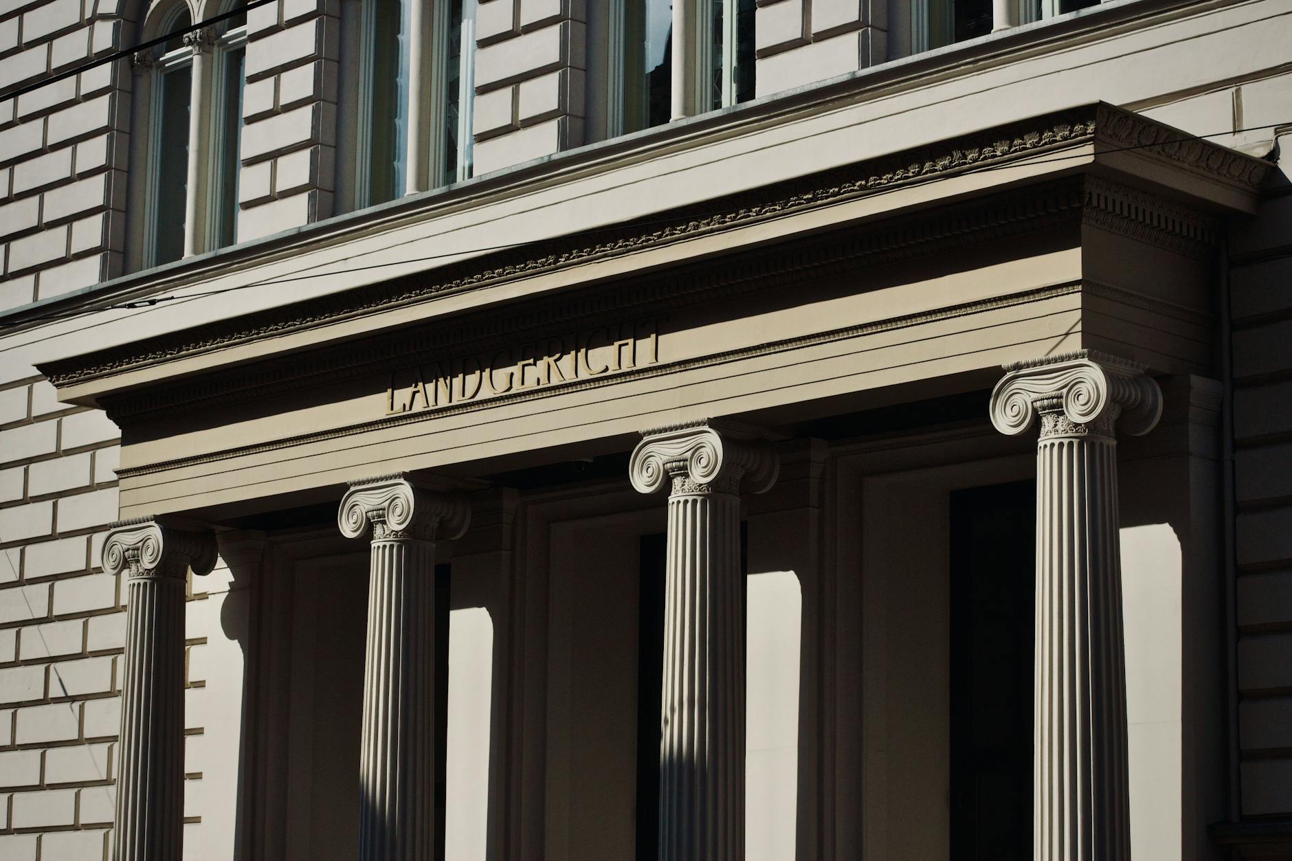Prozess am Landgericht Berlin (Symbolbild): Justitia und Waage