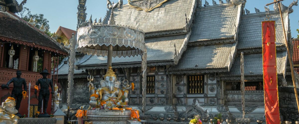 Sri Ganesha Tempel mit goldenem Gopuram-Turm im Dravida-Stil
