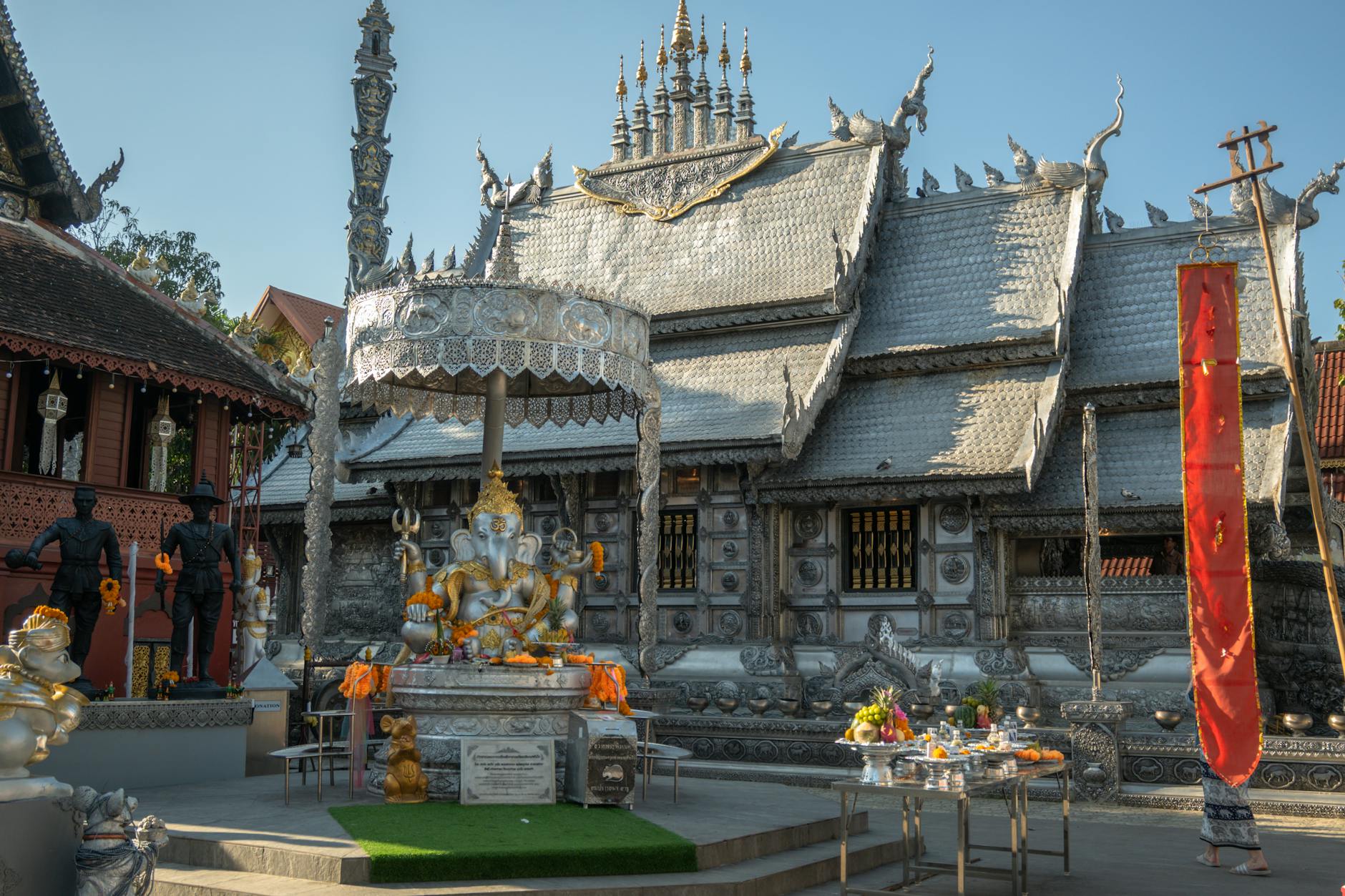 Sri Ganesha Tempel mit goldenem Gopuram-Turm im Dravida-Stil