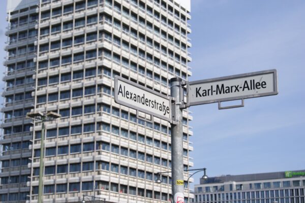 Karl-Marx-Allee Mieterschutz: denkmalgeschützte Stalinbauten in Friedrichshain