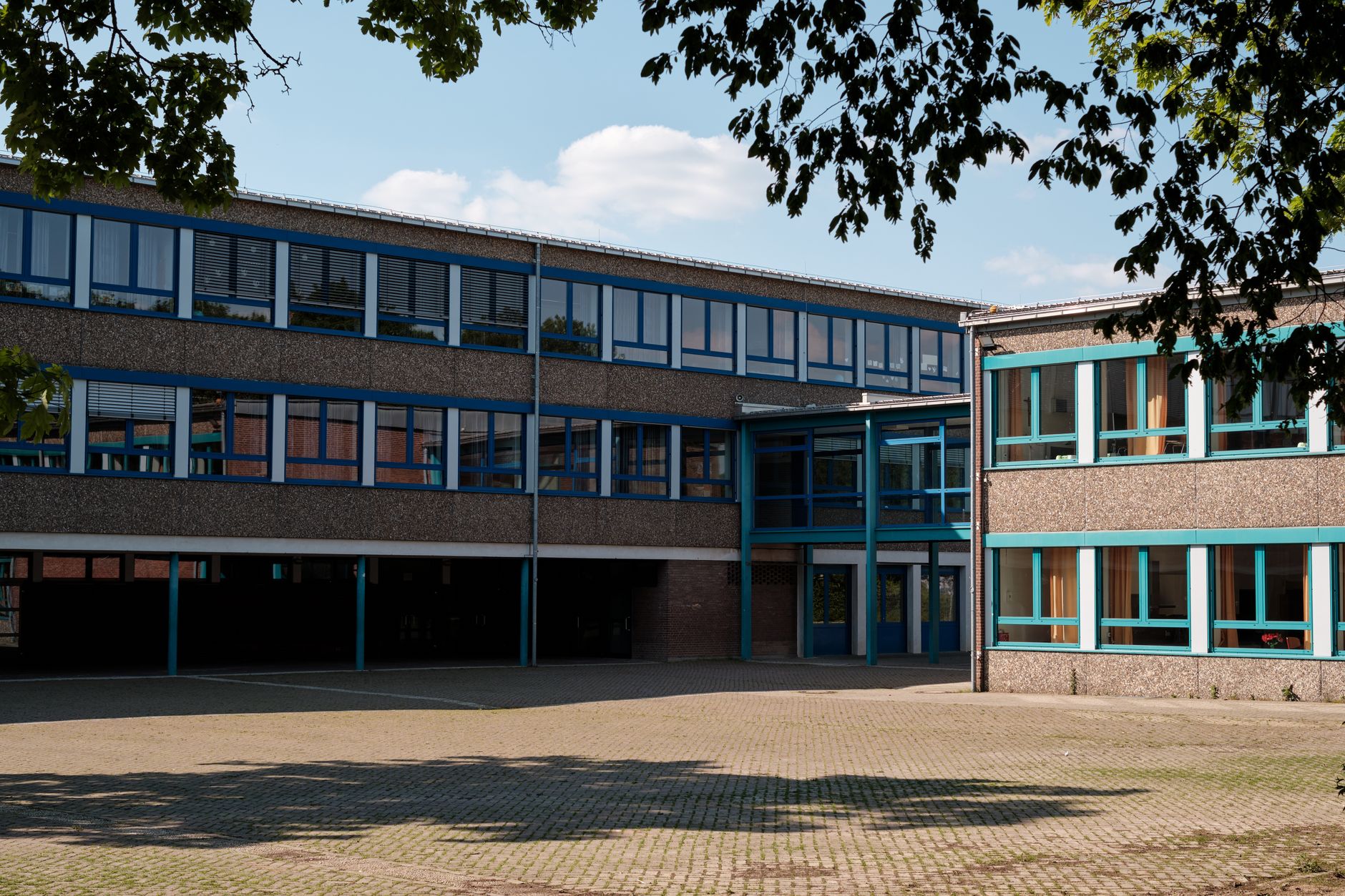 Einladendes Gebäude einer Grundschule in Lichtenberg, das die Vielfalt der Schulen in Lichtenberg repräsentiert.