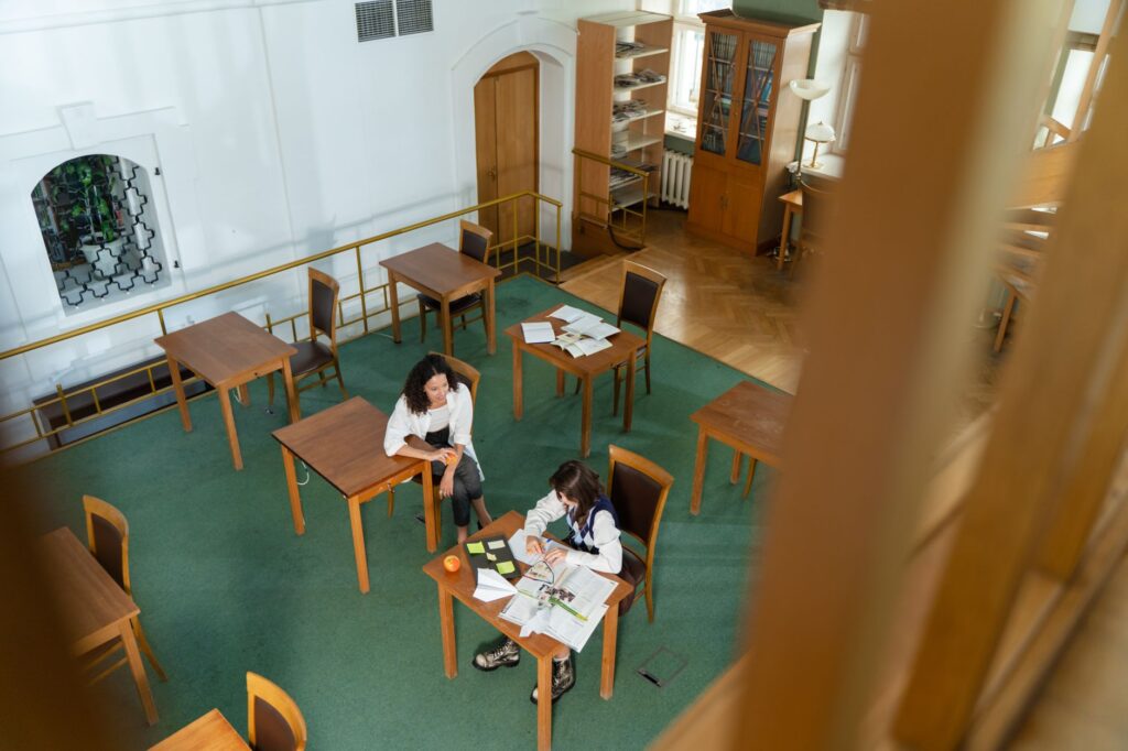 Jugendliche Sch&uuml;ler eines Gymnasiums in Lichtenberg sitzen in der Schulbibliothek und bereiten sich auf den Unterricht vor.