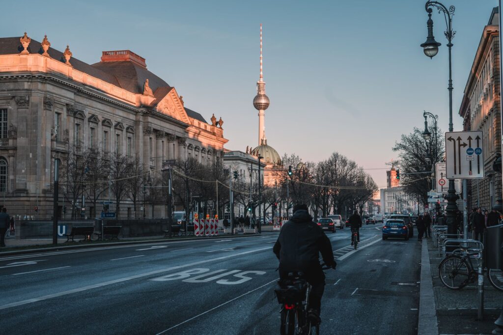 Strassenzug der Landsberger Allee in Berlin – Verlauf und Umgebung