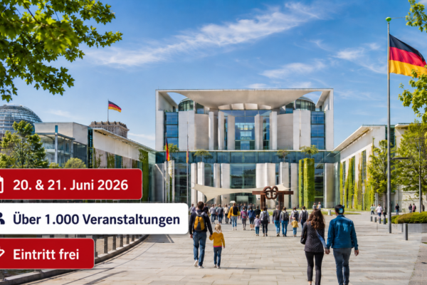 Tag der offenen Tür der Bundesregierung 2026 mit Besuchern vor dem Bundeskanzleramt in Berlin
