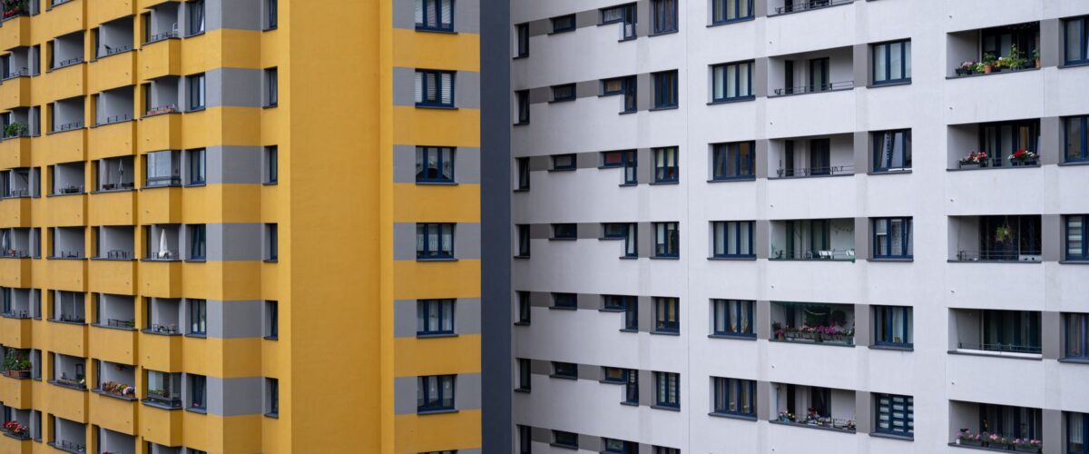 Symbolbild für WBS abgelehnt: Die Fassade eines typischen Berliner Mietshauses, vor der ein amtlicher Brief liegt.