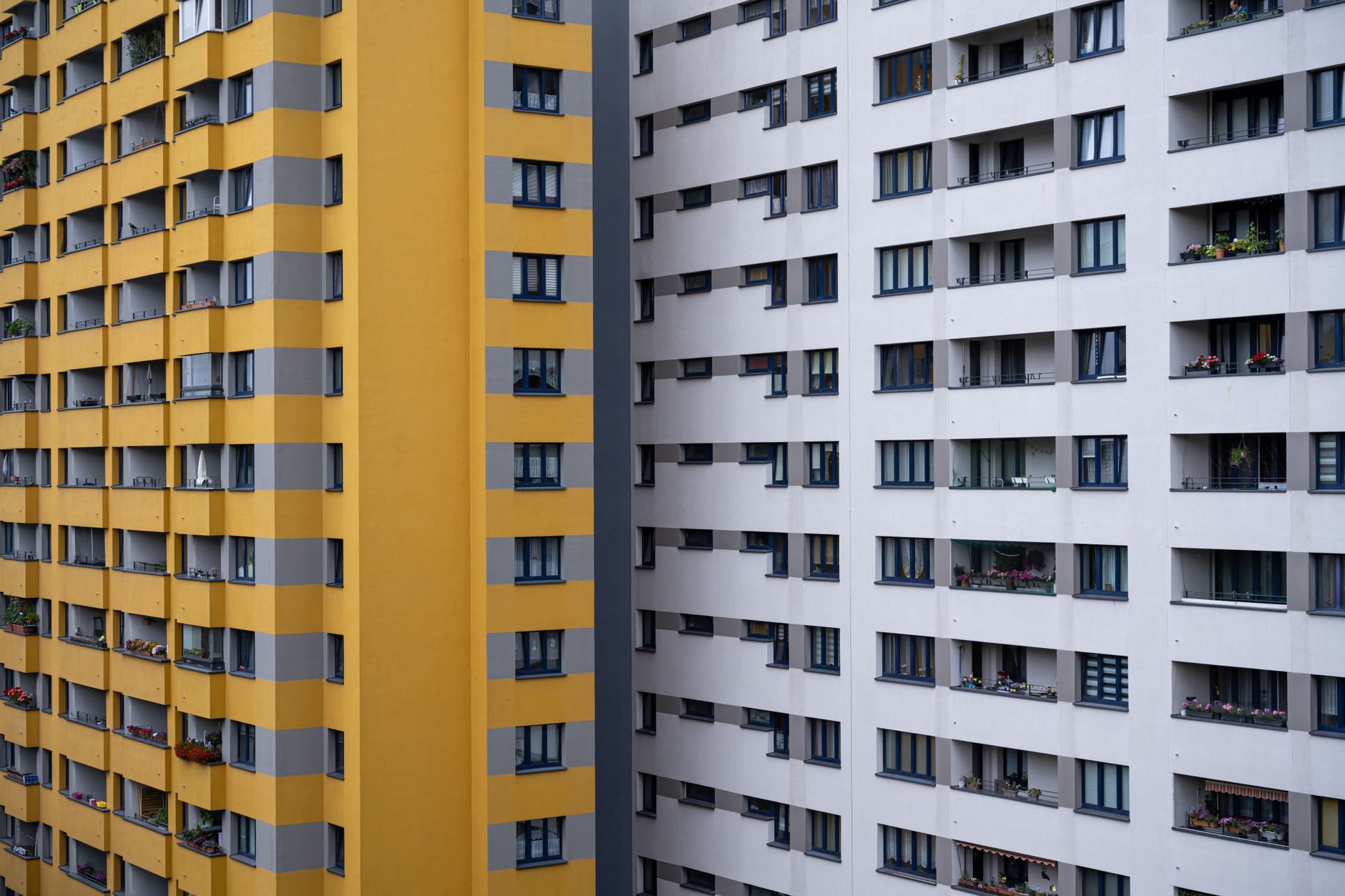 Symbolbild für WBS abgelehnt: Die Fassade eines typischen Berliner Mietshauses, vor der ein amtlicher Brief liegt.