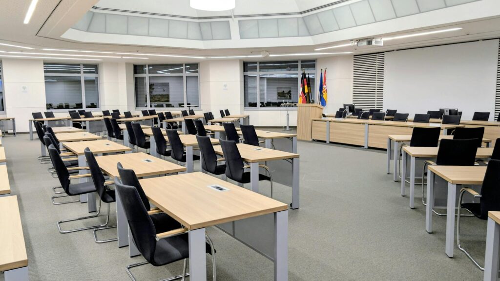 Ein heller, moderner Warteraum in einem deutschen Amt, wo B&uuml;rger ihren Wohngeldantrag stellen k&ouml;nnen.