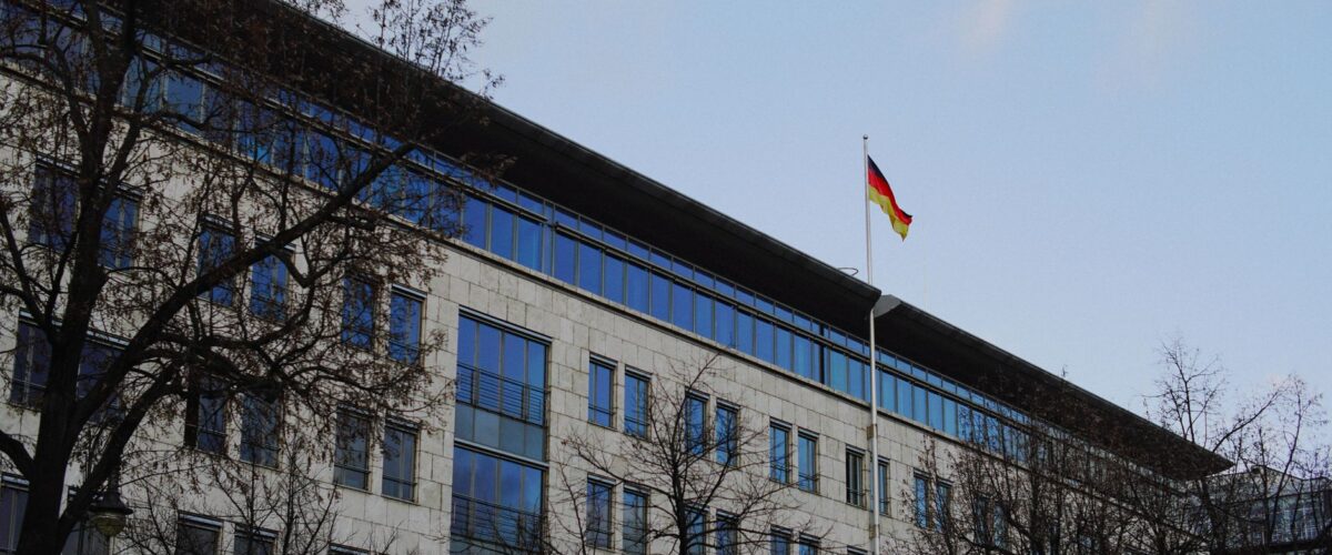 Eingang zur Wohngeldstelle Marzahn, wo Bürger ihren Antrag auf Wohngeld einreichen können.