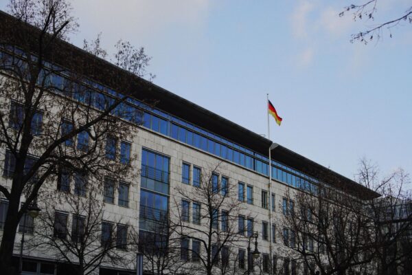 Eingang zur Wohngeldstelle Marzahn, wo Bürger ihren Antrag auf Wohngeld einreichen können.