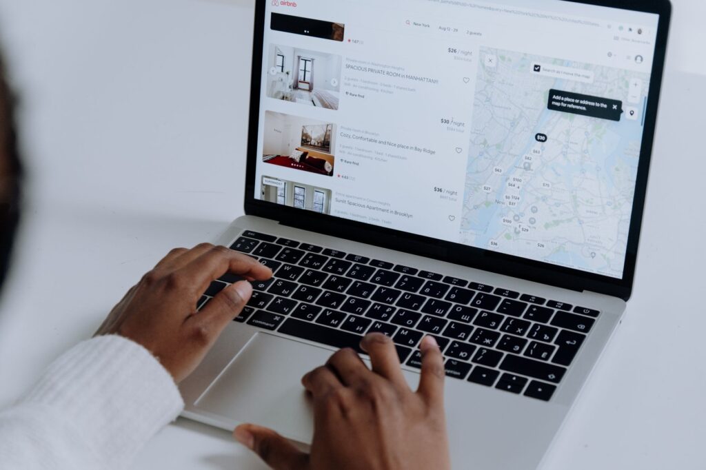 Eine Person sucht am Laptop auf einem Online-Portal nach einer Wohnung mit WBS.