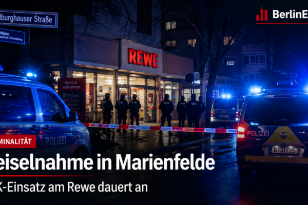 Polizeifahrzeuge und SEK bei Nacht vor einem Supermarkt – Symbolbild zur Geiselnahme in Marienfelde
