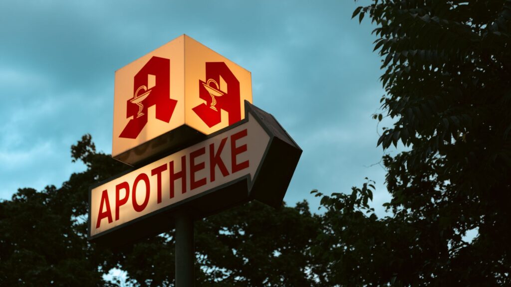 Das gr&uuml;ne Apotheken-Kreuz leuchtet nachts und symbolisiert eine Notapotheke, die im Rahmen des Notdienst Marzahn ge&ouml;ffnet hat.