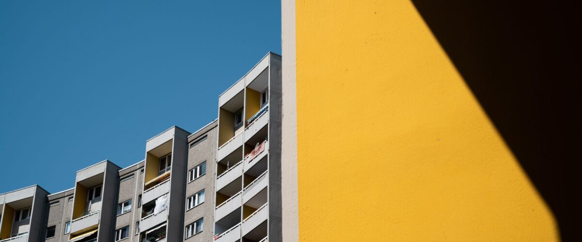Moderne Plattenbauten im Bezirk Marzahn-Hellersdorf, für die ein WBS Marzahn benötigt wird.