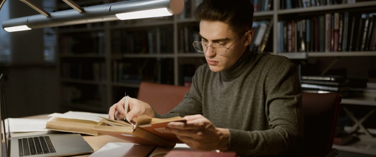 Aufgeschlagene juristische Fachbücher auf einem Schreibtisch – Plagiatsvorwürfe gegen Felor Badenberg